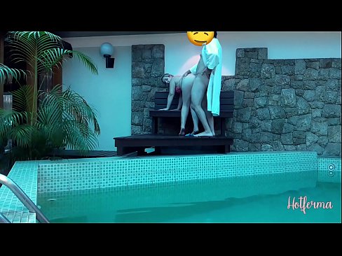 ❤️ Bòs envite sèvant nan pisin lan, men li pa t 'kapab reziste yon cho ❌ Videyo fout nan nou ☑
